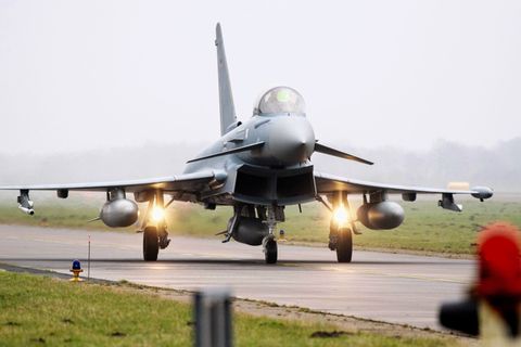 Deutsche Eurofighter sollen von Polen aus zum Schutz der Nato-Ostflanke beitragen. (Archivbild) Foto: Hauke-Christian Dittrich/d