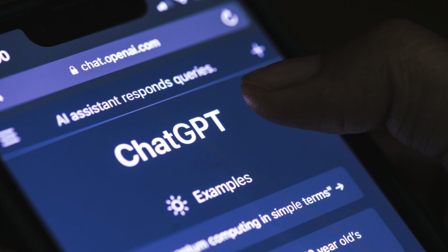 OpenAI erlaubt ab Dezember Erotik-Inhalte auf seinem KI-Chatbot ChatGPT.