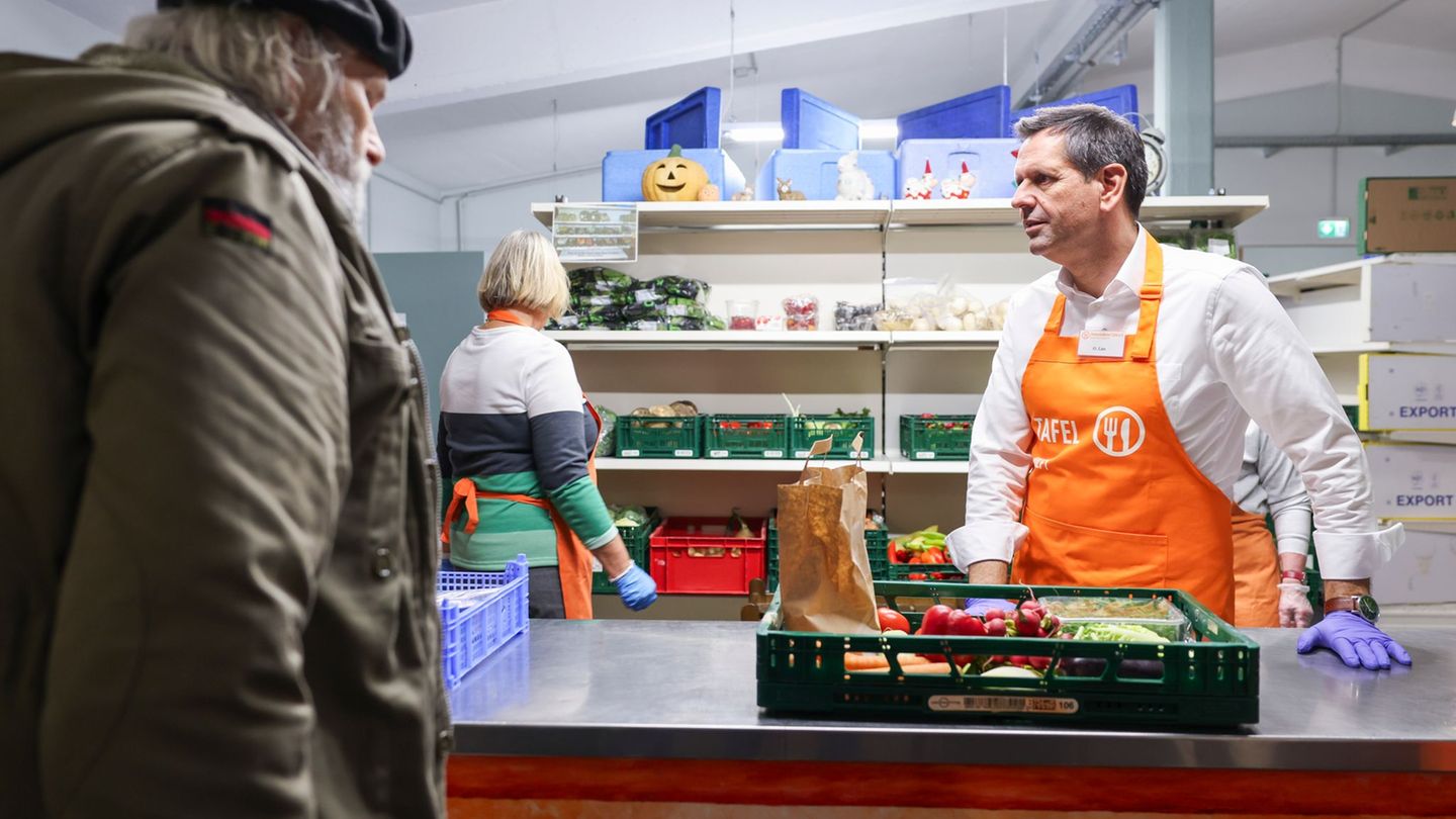 Ministerpräsident Olaf Lies ist Schirmherr der Tafeln in Niedersachsen und Bremen - in Holzminden schnupperte er Praxisluft. Fot