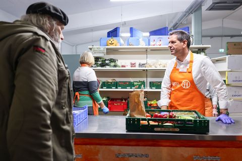 Ministerpräsident Olaf Lies ist Schirmherr der Tafeln in Niedersachsen und Bremen - in Holzminden schnupperte er Praxisluft. Fot