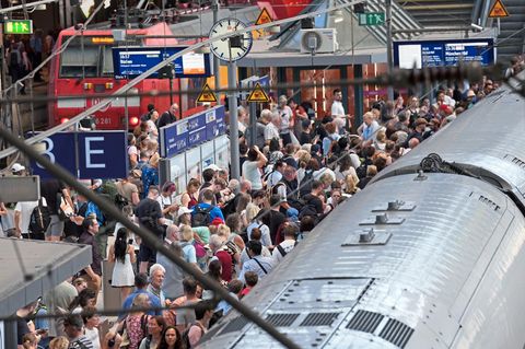 Reisende am Hamburger Hauptbahnhof