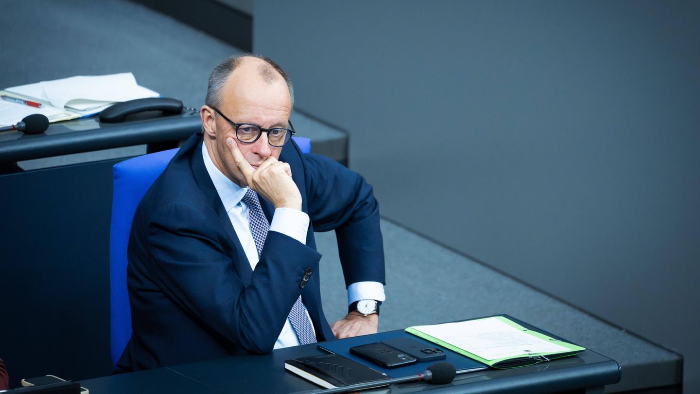 Friedrich Merz sitzt auf der Regierungsbank und schaut nachdenklich