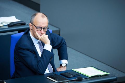 Friedrich Merz sitzt auf der Regierungsbank und schaut nachdenklich