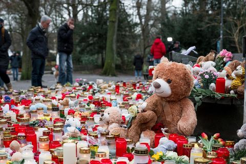 Im Park Schöntal in Aschaffenburg gedenken Menschen neben zahlreichen Kerzen und Kuscheltieren der Opfer der Messerattacke
