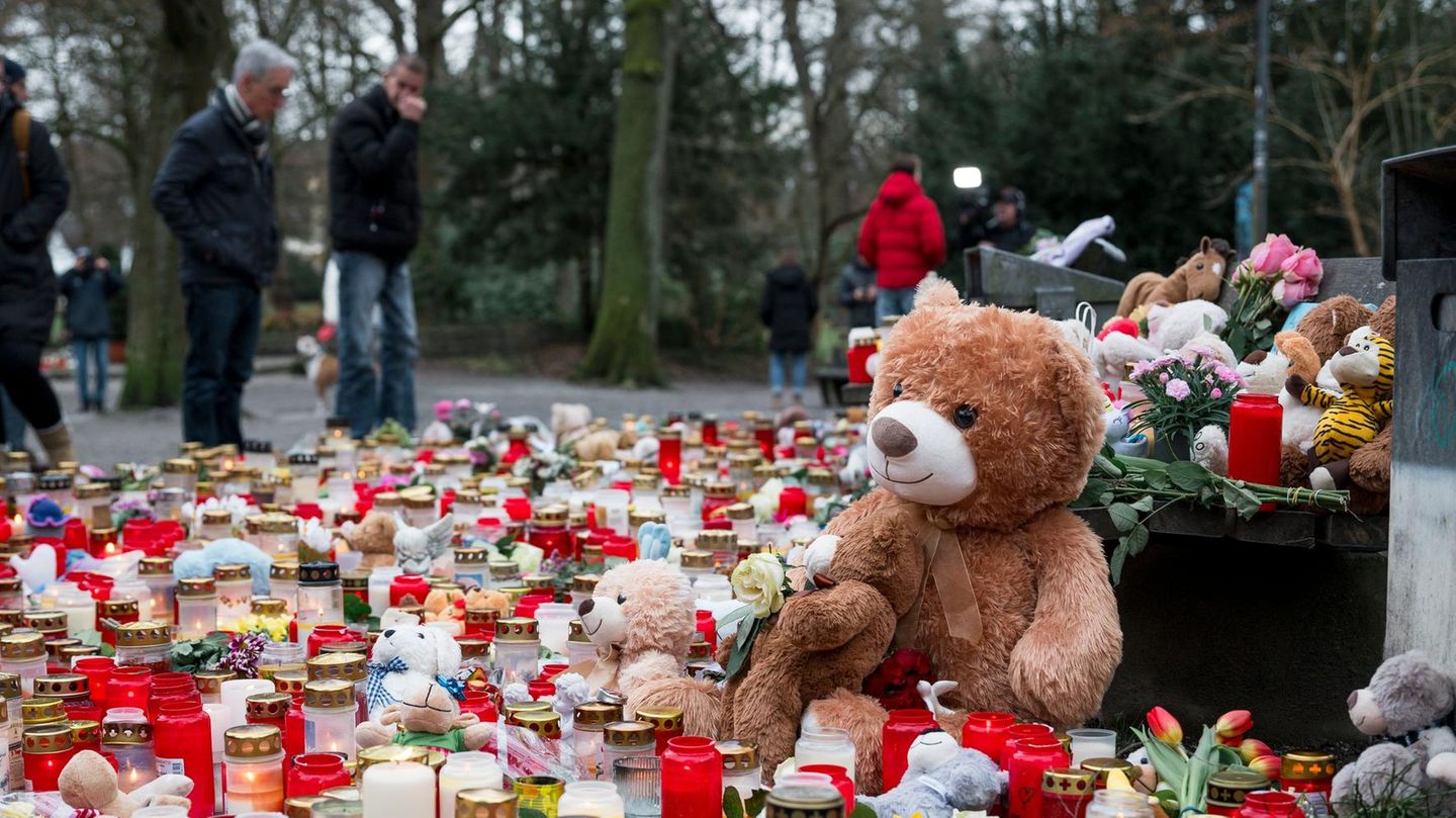Im Park Schöntal in Aschaffenburg gedenken Menschen neben zahlreichen Kerzen und Kuscheltieren der Opfer der Messerattacke Im Park Schöntal in Aschaffenburg gedenken Menschen neben zahlreichen Kerzen und Kuscheltieren der Opfer der Messerattacke