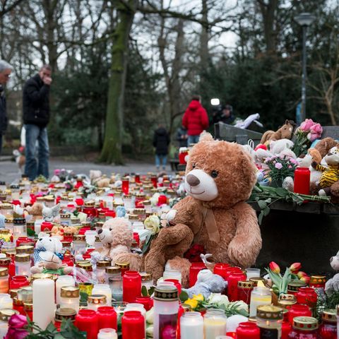 Im Park Schöntal in Aschaffenburg gedenken Menschen neben zahlreichen Kerzen und Kuscheltieren der Opfer der Messerattacke Im Park Schöntal in Aschaffenburg gedenken Menschen neben zahlreichen Kerzen und Kuscheltieren der Opfer der Messerattacke