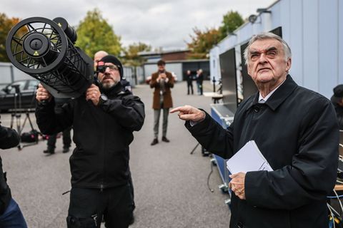 NRW-Innenminister Herbert Reul (CDU) verfolgte, wie ein Beamter mit einem Spezialgerät auf der Schulter ein Störsignal auf eine