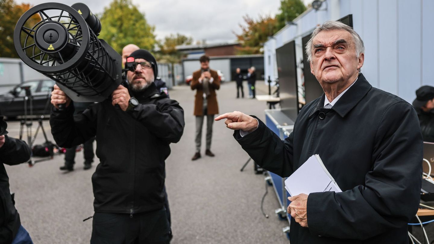 NRW-Innenminister Herbert Reul (CDU) verfolgte, wie ein Beamter mit einem Spezialgerät auf der Schulter ein Störsignal auf eine