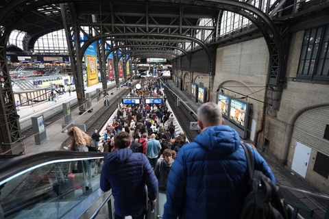Fahrgäste warten im Hauptbahnhof Hamburg. Foto: Marcus Brandt/dpa