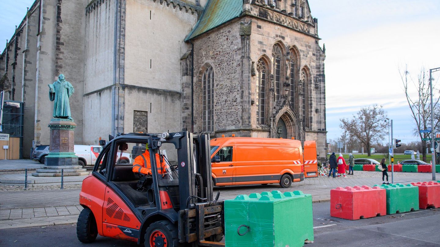 Neue Sperren sollen die Sicherheit auf dem Weihnachtsmarkt in Magdeburg erhöhen. (Archivbild) Foto: Klaus-Dietmar Gabbert/dpa