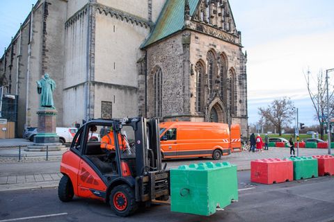 Neue Sperren sollen die Sicherheit auf dem Weihnachtsmarkt in Magdeburg erhöhen. (Archivbild) Foto: Klaus-Dietmar Gabbert/dpa