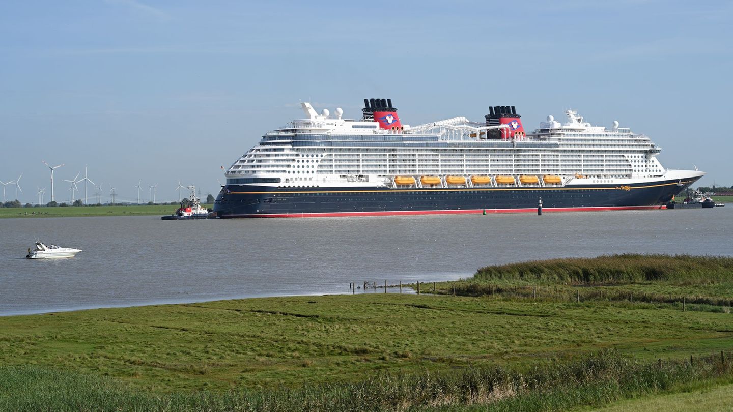 Die "Disney Destiny" ist das jüngste von der Meyer Werft fertiggestellte Kreuzfahrtschiff. (Archivfoto) Foto: Lars Penning/dpa