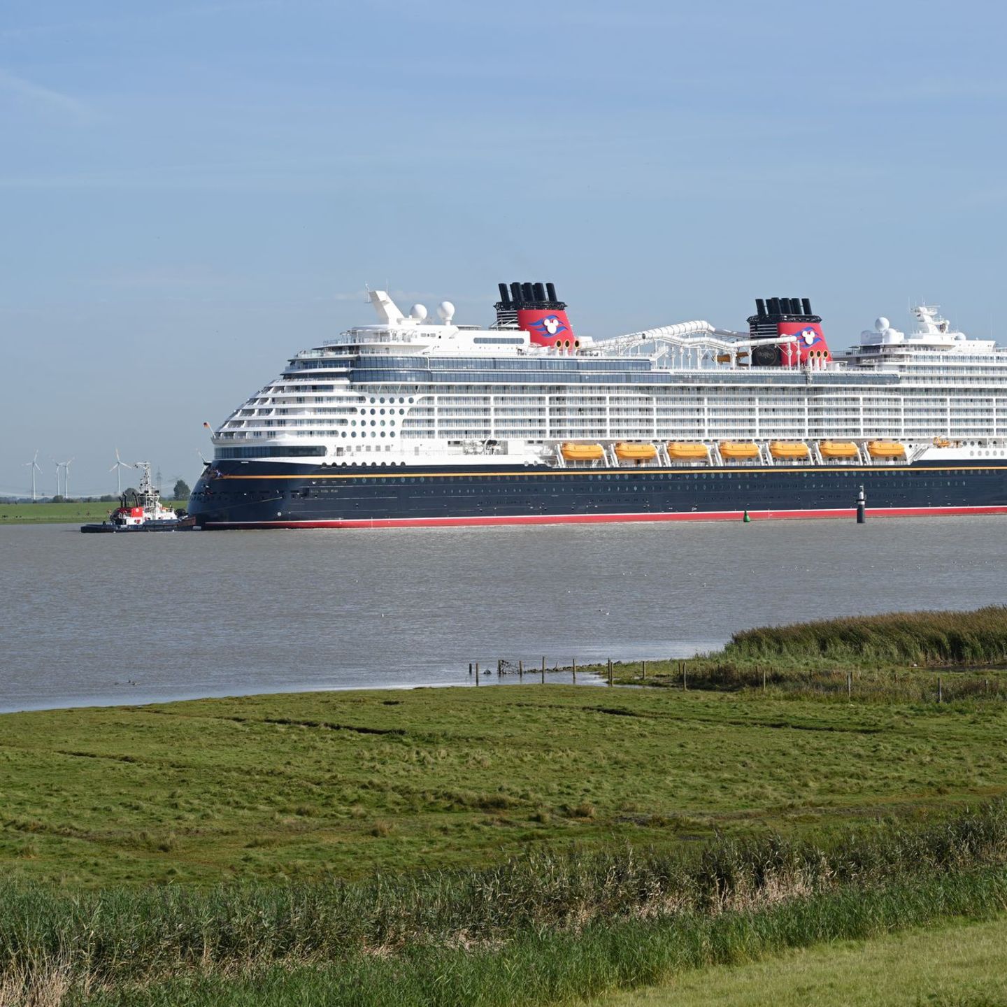 Die "Disney Destiny" ist das jüngste von der Meyer Werft fertiggestellte Kreuzfahrtschiff. (Archivfoto) Foto: Lars Penning/dpa