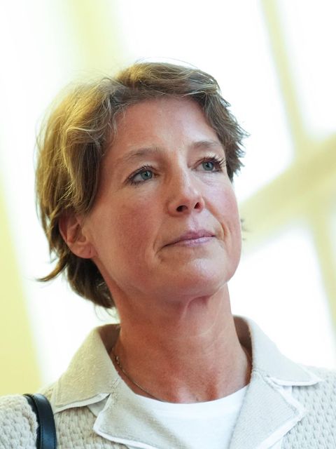 Christina Block geht an Prozesstag 18 über den Flur des Landgerichts Hamburg