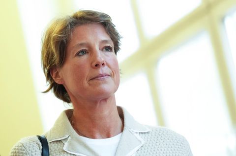 Christina Block geht an Prozesstag 18 über den Flur des Landgerichts Hamburg