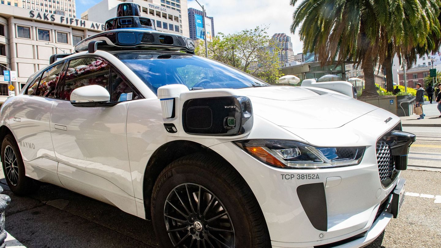 Waymo setzt aktuell umgebaute Elektroautos der britischen Marke Jaguar ein. (Archivbild) Foto: Andrej Sokolow/dpa
