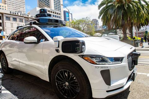 Waymo setzt aktuell umgebaute Elektroautos der britischen Marke Jaguar ein. (Archivbild) Foto: Andrej Sokolow/dpa
