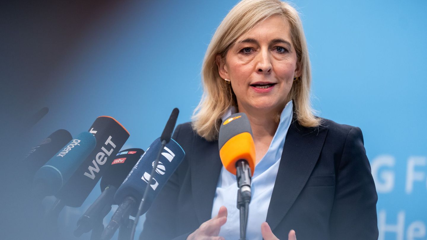 Nach Plänen von Ministerin Warken sollen die Beiträge stabil bleiben können. Foto: Michael Kappeler/dpa