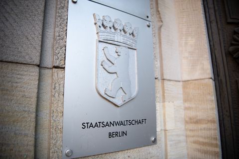 Die Staatsanwaltschaft hat Anklage erhoben nach Brandstiftungen vor dem Gefängnis Heidering. (Symbolbild) Foto: Fabian Sommer/dp