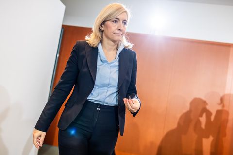 Nina Warken bei ihrer Ankunft auf der Pressekonferenz