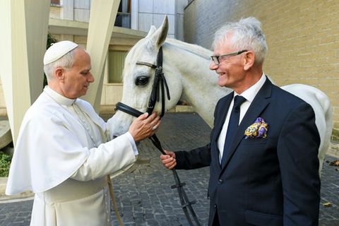 Papst Leo XIV. bei der Übergabe des Pferdes