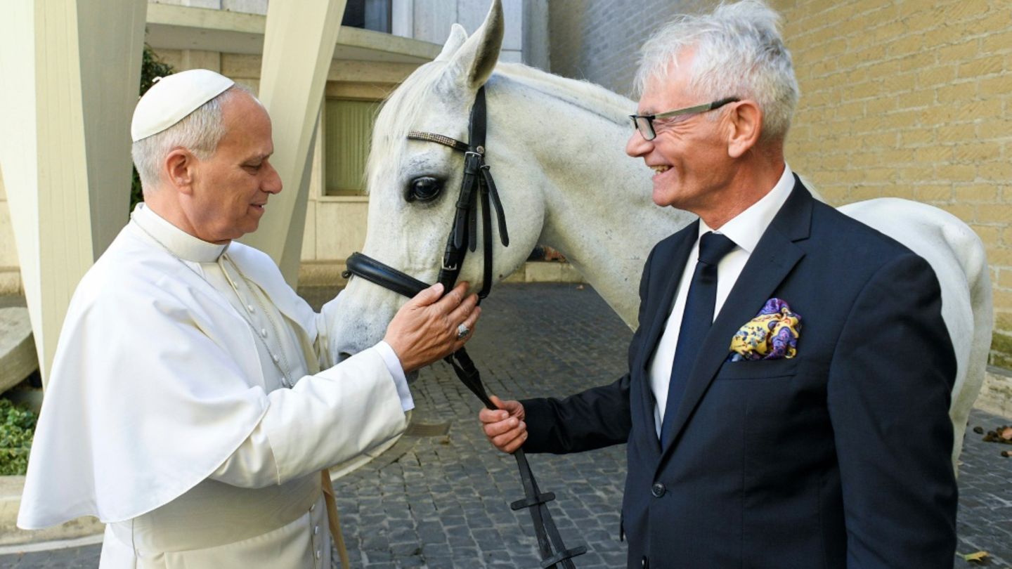 Papst Leo XIV. bei der Übergabe des Pferdes