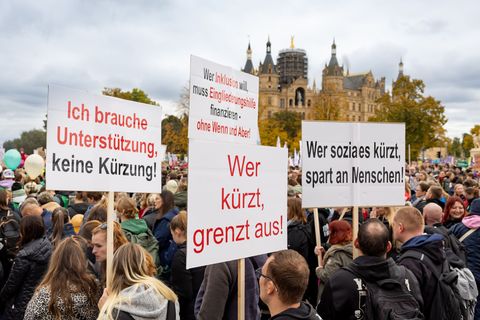 Bei Sozialverbänden und Vereinen geht die Sorge um, dass bei den Finanzen gespart wird. Foto: Ulrich Perrey/dpa