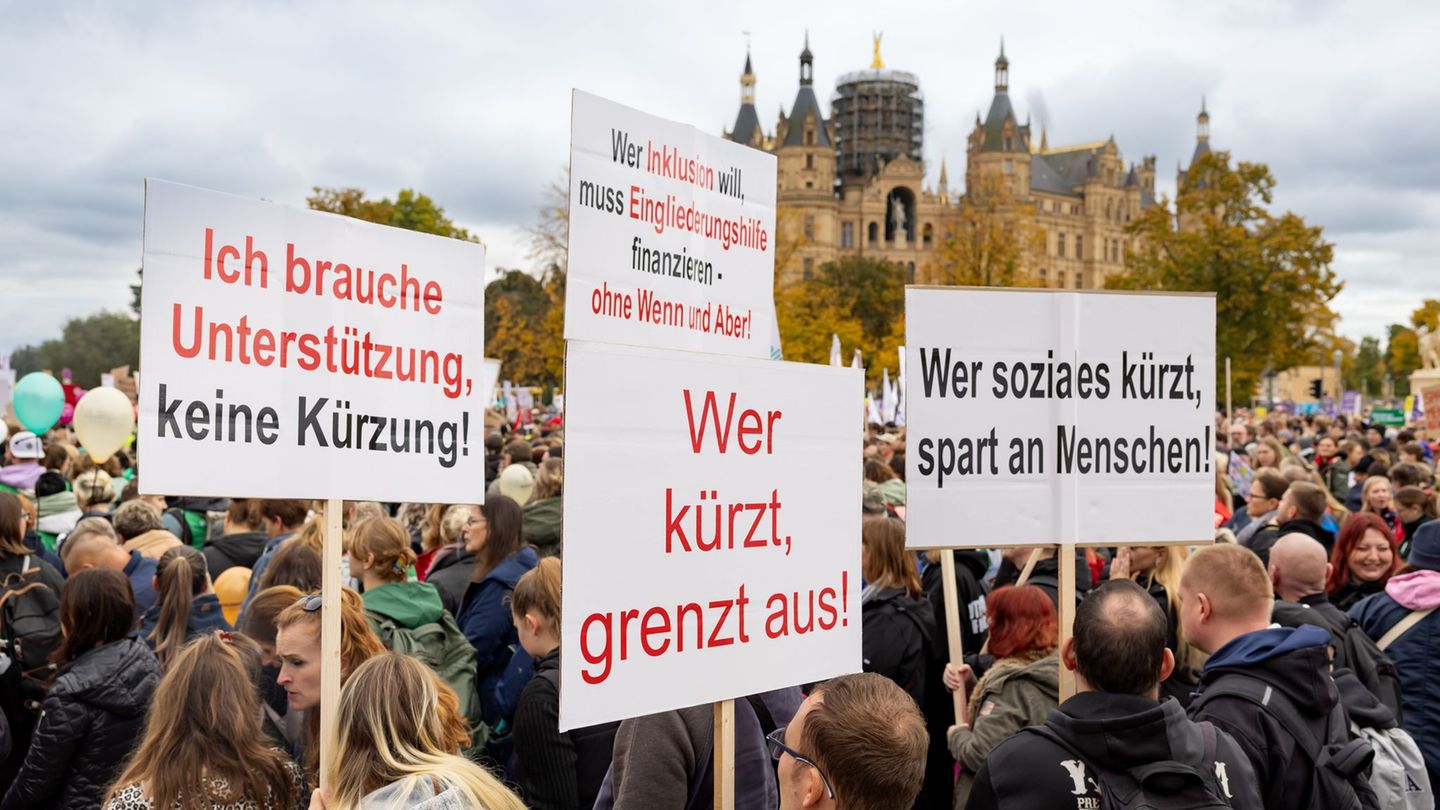 Bei Sozialverbänden und Vereinen geht die Sorge um, dass bei den Finanzen gespart wird. Foto: Ulrich Perrey/dpa