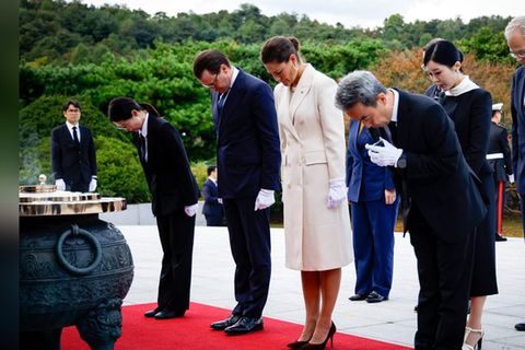 Prinzessin Victoria und Prinz Daniel erwiesen auf dem Nationalfriedhof in Seoul den Gefallenen ihre Ehre.