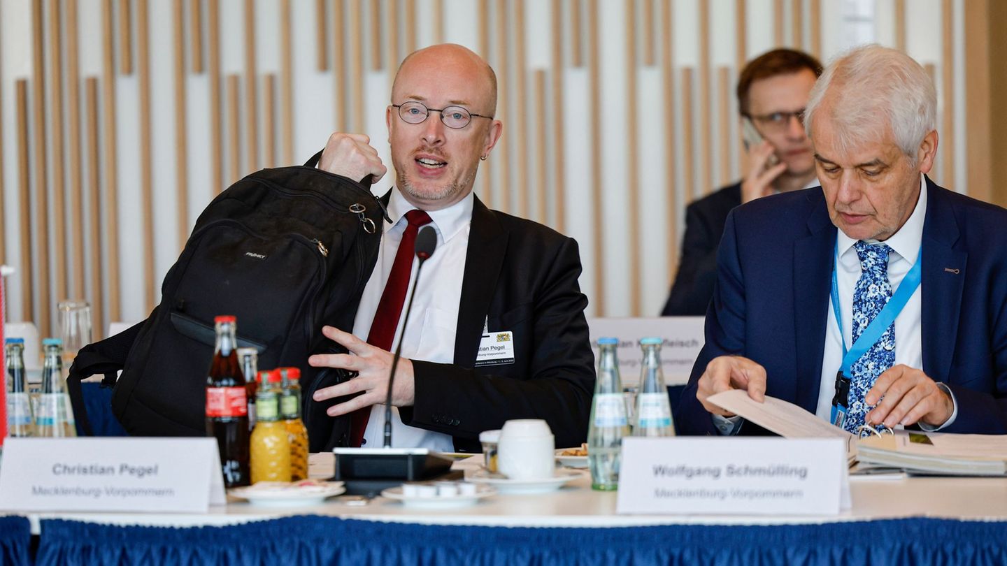 Seit Wochen in der Kritik, gibt Mecklenburg-Vorpommerns Innenstaatssekretär Wolfgang Schmülling (SPD) nun sein Amt auf. (Archivb