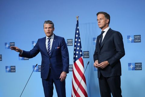 Will, dass die Europäer US-Waffenlieferungen für die Ukraine bezahlen: US-Verteidigungsminister Pete Hegseth (l), hier mit Nato-