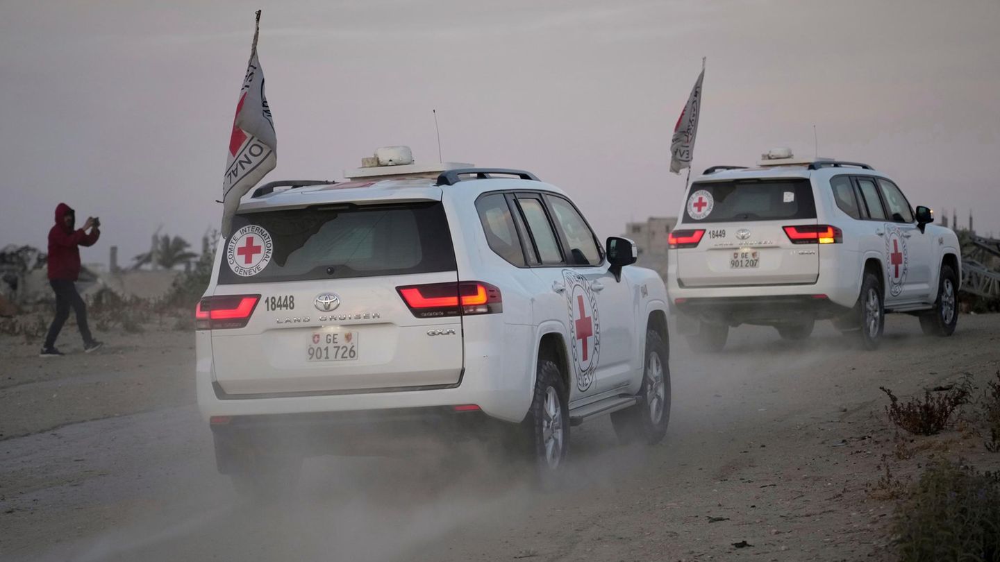 Autos des Roten Kreuzes im Gazastreifen. Die Hilfsorganisation soll weitere tote Geiseln der Hamas nach Israel bringen