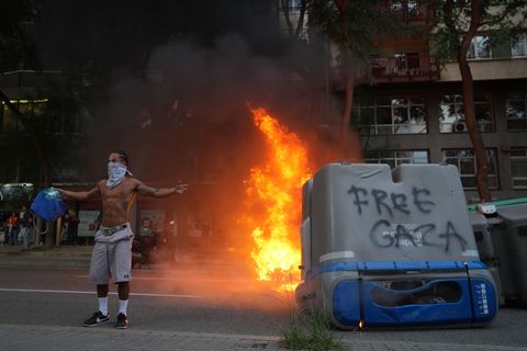 In Barcelona ist eine Demonstration gegen Israels Militäreinsatz im Gazastreifen in Gewalt umgeschlagen. Foto: David Zorrakino/E