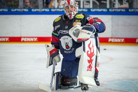 Goalie Jonas Stettmer konnte die Niederlage der Eisbären Berlin in Salzburg nicht verhindern. Foto: Soeren Stache/dpa