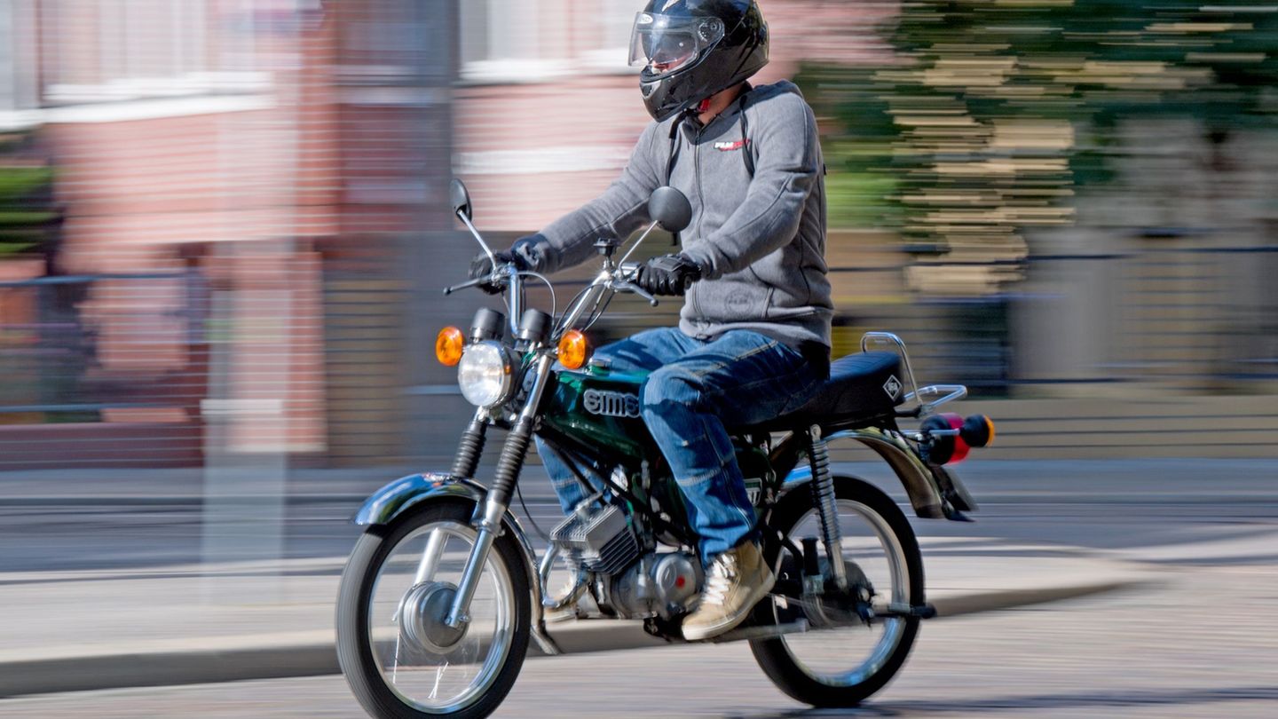Der Mopedfahrer versuchte der Polizeikontrolle zu entkommen. (Symbolbild) Foto: Hendrik Schmidt/dpa-Zentralbild/dpa-tmn