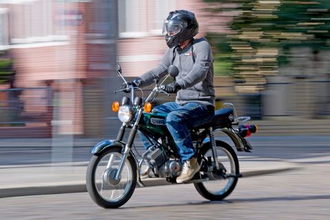 Der Mopedfahrer versuchte der Polizeikontrolle zu entkommen. (Symbolbild) Foto: Hendrik Schmidt/dpa-Zentralbild/dpa-tmn