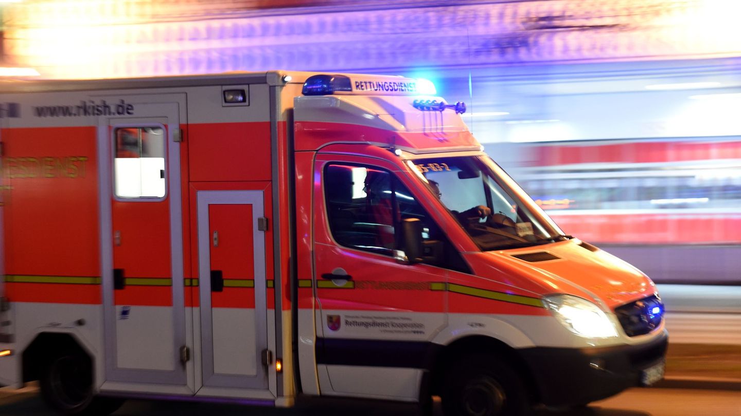Die vier Verletzten wurden in die umliegenden Krankenhäuser gebracht. (Symbolbild) Foto: Carsten Rehder/dpa