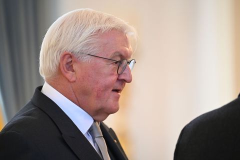 Steinmeier betrachtet das vorgeschlagene Losverfahren mit mit Skepsis. (Archivbild) Foto: Niklas Graeber/dpa