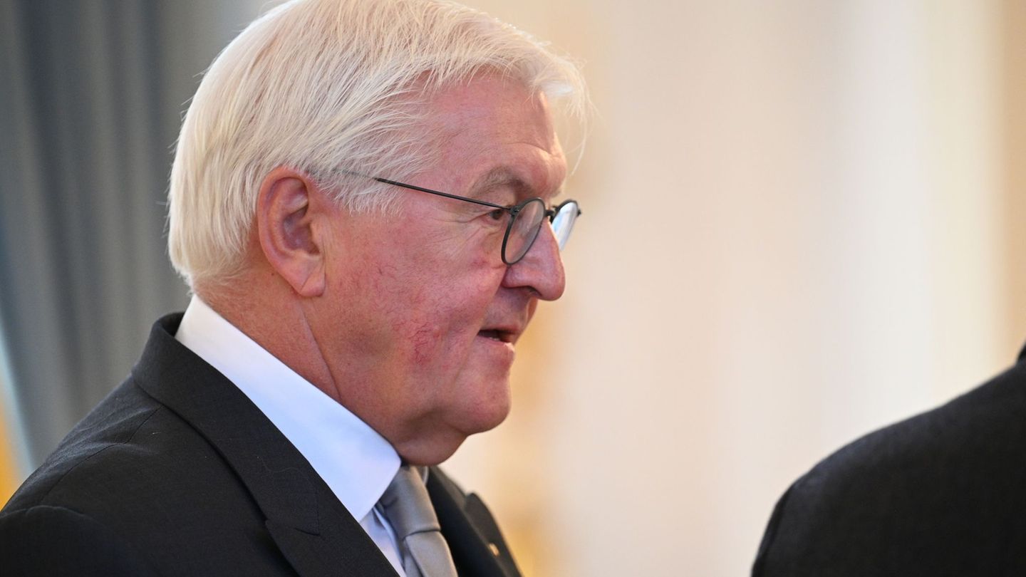 Steinmeier betrachtet das vorgeschlagene Losverfahren mit mit Skepsis. (Archivbild) Foto: Niklas Graeber/dpa