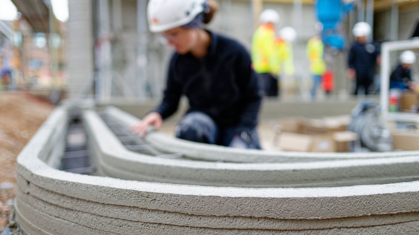 Beim 3D-Gebäudedruck trägt ein Portaldrucker den Beton in Streifen auf – dadurch entstehen die Wände mit einer Rillenoptik. Foto