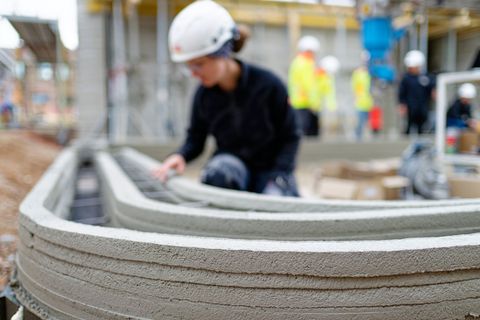 Beim 3D-Gebäudedruck trägt ein Portaldrucker den Beton in Streifen auf – dadurch entstehen die Wände mit einer Rillenoptik. Foto