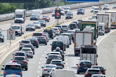 Am dritten Oktoberwochenende könnte es nach Einschätzung des ADAC auf einigen Autobahnen in Bayern zu Staus kommen. (Symbolbild)