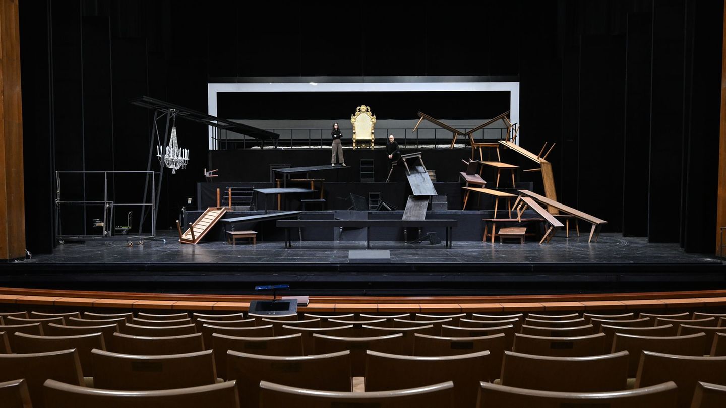 Wer ins Theater oder in die Oper geht, muss mehr bezahlen. (Archivbild) Foto: Hendrik Schmidt/dpa