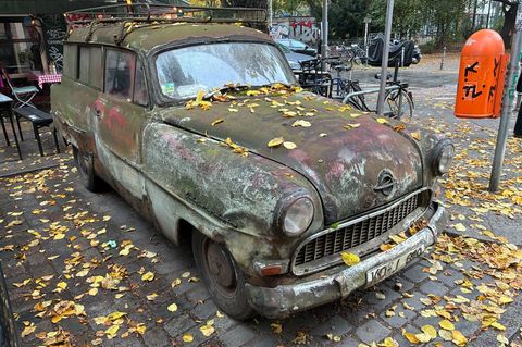 Bloß nicht waschen - dieser Opel in Berlin ist ein Experiment.