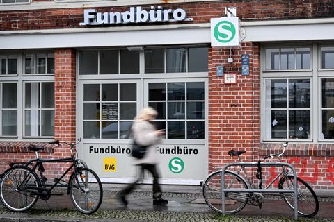 Das Fundbüro der BVG befindet sich unweit des Bahnhofs Warschauer Straße. (Archivbild) Foto: Britta Pedersen/dpa