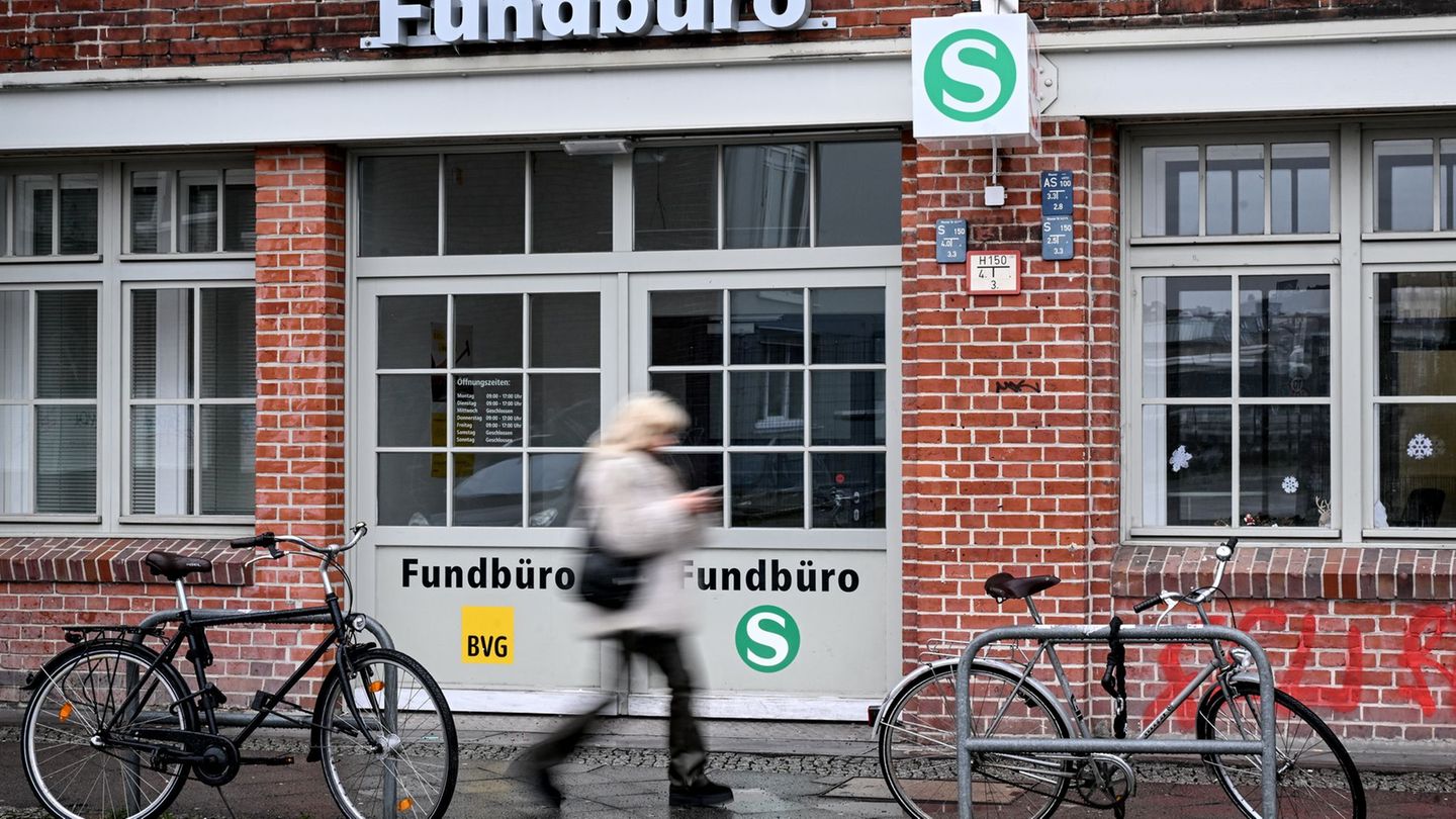 Das Fundbüro der BVG befindet sich unweit des Bahnhofs Warschauer Straße. (Archivbild) Foto: Britta Pedersen/dpa