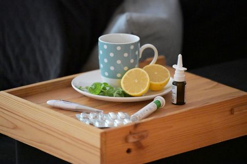 Wer Corona hat, sollte am besten so lange zu Hause bleiben, bis die Krankheitszeichen sich deutlich verbessert haben. (Symbolbil