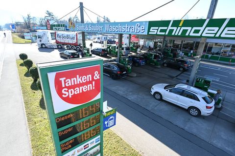 In Österreich tankt es sich in der Regel günstiger - das liegt aber nicht daran, dass die Preise nur einmal pro Tag angehoben we