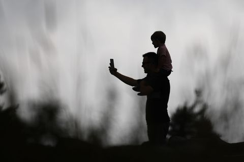 Ob Kinderfotos ins Internet gehören, ist eine vieldiskutierte Frage. (Archivfoto) Foto: Arne Dedert/dpa