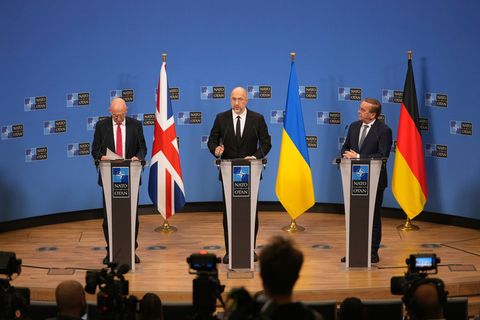 Von den Nato-Verteidigungsministern erhielt die Ukraine einige Hilfszusagen. Foto: Virginia Mayo/AP/dpa